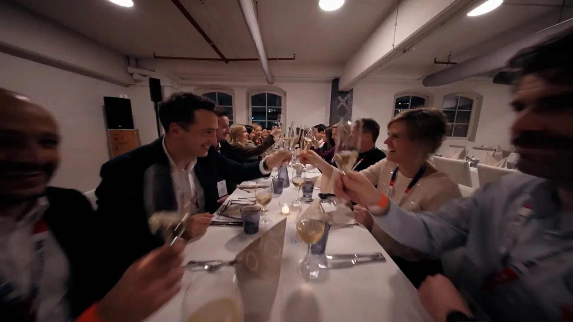 Abendessen an der langen Tafel, Gäste stoßen an