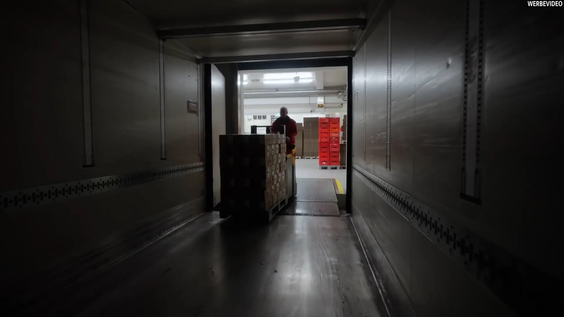 Blick in einen Kühltransporter beim Beladen