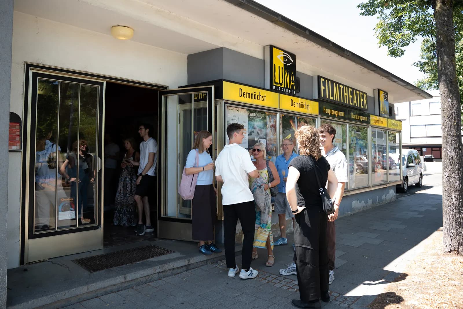 Wartende Gäste vor dem Eingang eines Filmtheaters