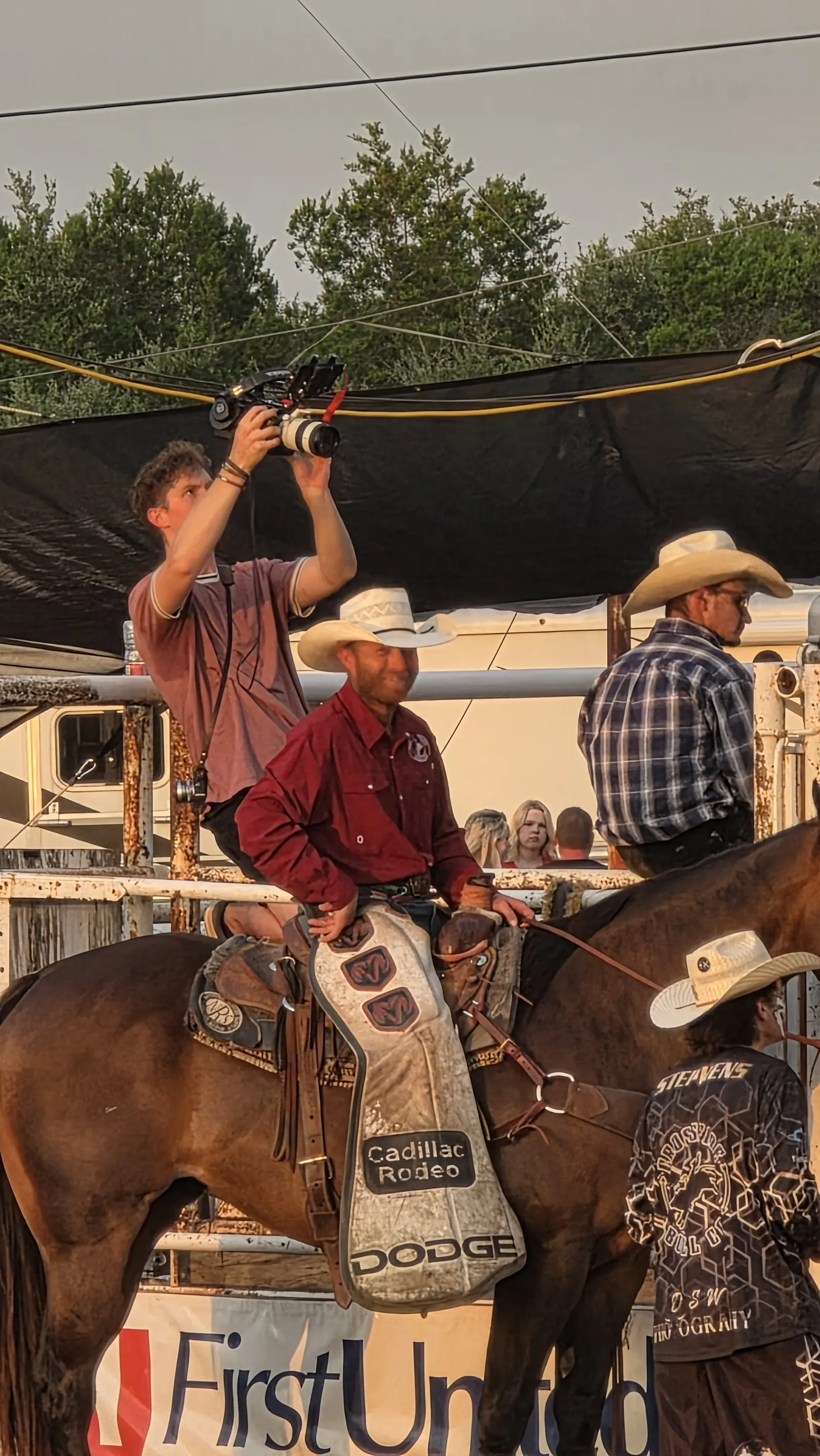 Kameramann filmt einen Reiter auf dem Pferd in einer Rodeo-Arena