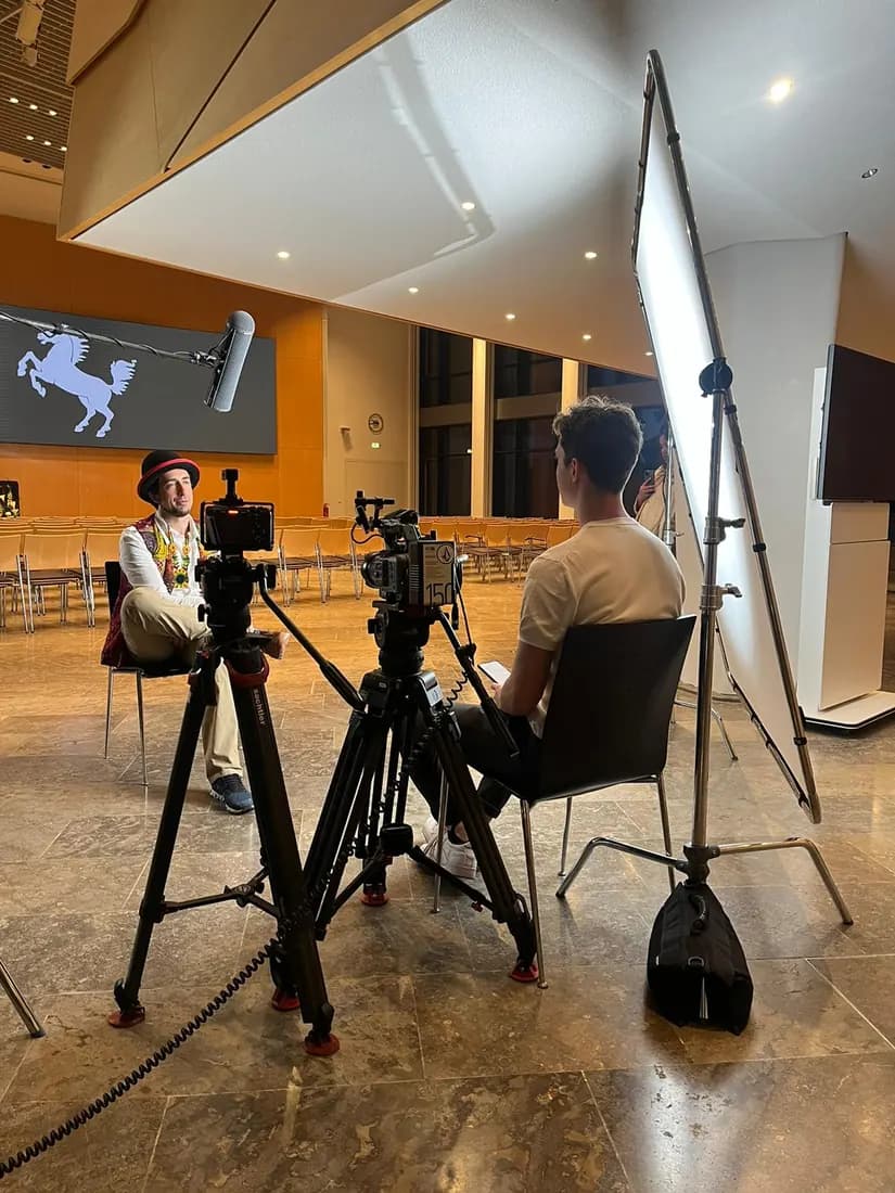 Interviewaufbau mit zwei Stativen und großer Softbox in einem Saal